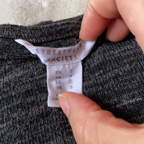 Long sleeved tee size smal fits up to large stretchy - Picture 2 of 2